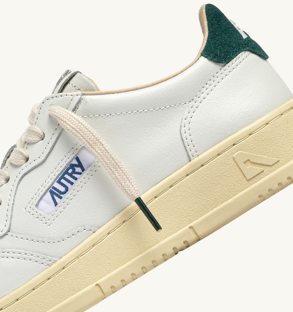 AUTRY MEDALIST LOW SNEAKERS IN WHITE LEATHER AND DARK SEA SUEDE