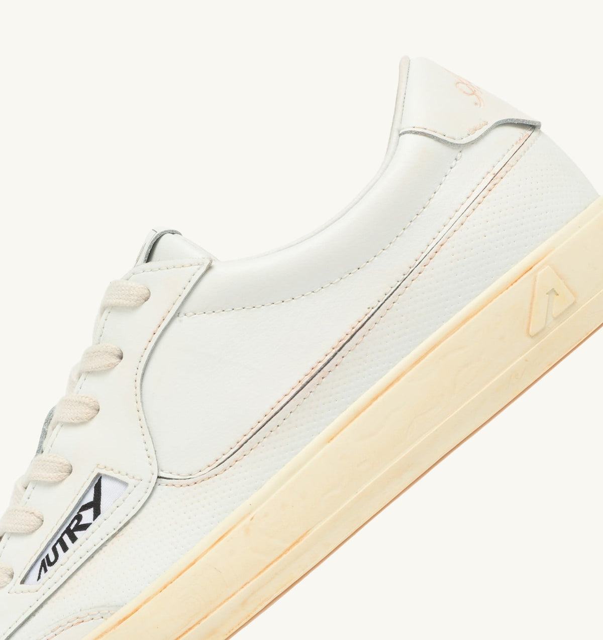 AUTRY WINDSCAPE LOW SUPER VINTAGE SNEAKERS IN WHITE LEATHER
