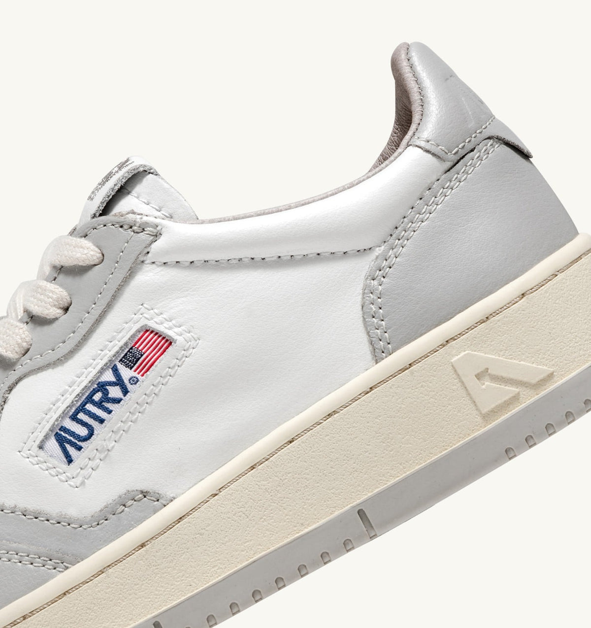 AUTRY MEDALIST LOW BICOLOR SNEAKERS IN WHITE AND VAPOR LEATHER