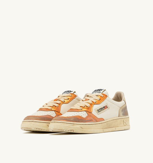 AUTRY MEDALIST LOW SUPER VINTAGE SNEAKERS IN PLATINUM AND ORANGE LEATHER