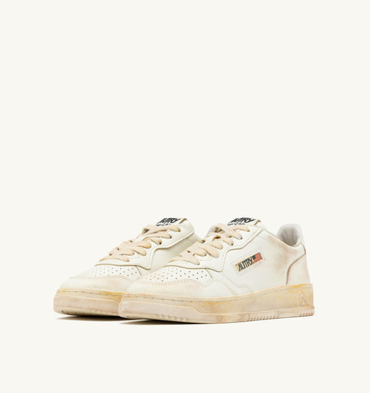 AUTRY MEDALIST LOW SUPER VINTAGE SNEAKERS IN WHITE LEATHER