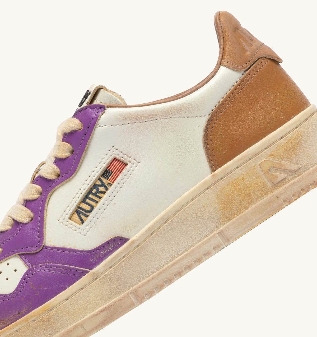 AUTRY MEDALIST LOW SUPER VINTAGE SNEAKERS IN WHITE APPLE CINNAMON AND DEWBERRY LEATHER