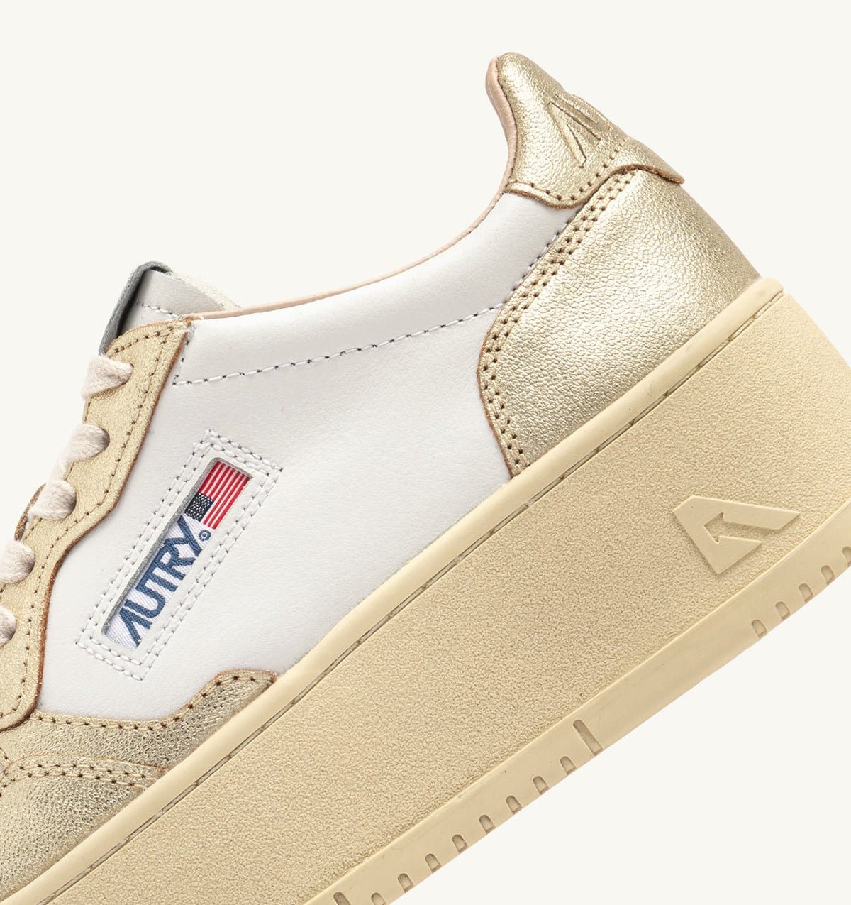 AUTRY MEDALIST PLATFORM SNEAKERS IN WHITE AND METALIZED PLATINUM LEATHER