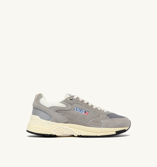 AUTRY HYPERWAY SNEAKERS IN MARSHMALLOW AND LEAD SUEDE AND MESH