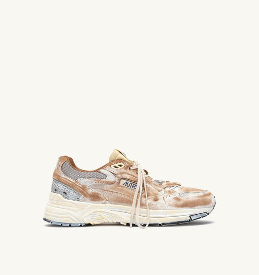 AUTRY HYPERWAY SUPER VINTAGE SNEAKERS IN MILKSHAKE AND SILVER SUEDE