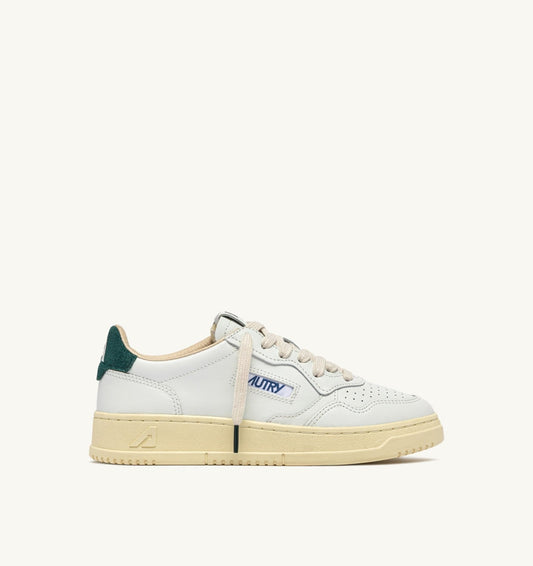 AUTRY MEDALIST LOW SNEAKERS IN WHITE LEATHER AND DARK SEA SUEDE