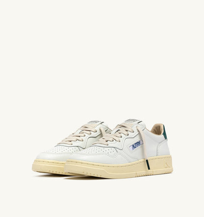 AUTRY MEDALIST LOW SNEAKERS IN WHITE LEATHER AND DARK SEA SUEDE