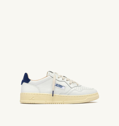 AUTRY MEDALIST LOW SNEAKERS IN WHITE LEATHER AND BLUE DEPTHS SUEDE