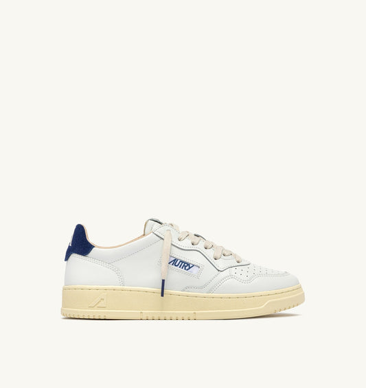 AUTRY MEDALIST LOW SNEAKERS IN WHITE LEATHER AND BLUE DEPTHS SUEDE