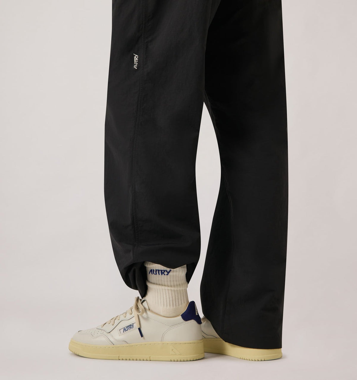 AUTRY MEDALIST LOW SNEAKERS IN WHITE LEATHER AND BLUE DEPTHS SUEDE