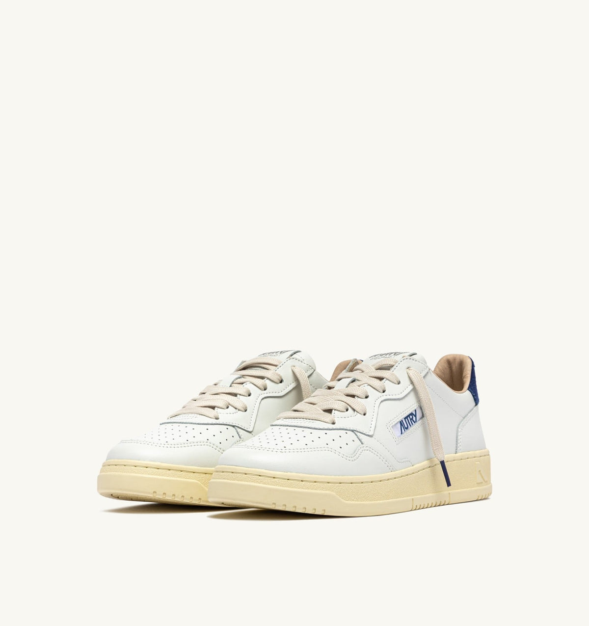 AUTRY MEDALIST LOW SNEAKERS IN WHITE LEATHER AND BLUE DEPTHS SUEDE