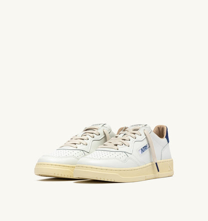 AUTRY MEDALIST LOW SNEAKERS IN WHITE LEATHER AND BLUE DEPTHS SUEDE