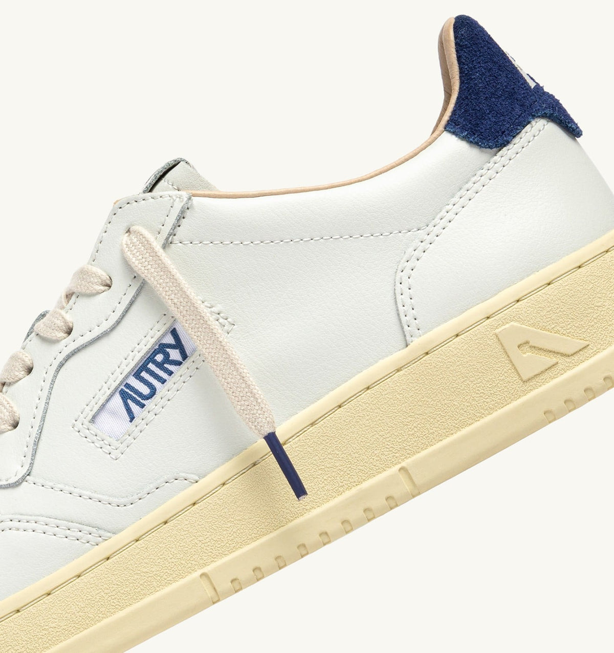 AUTRY MEDALIST LOW SNEAKERS IN WHITE LEATHER AND BLUE DEPTHS SUEDE