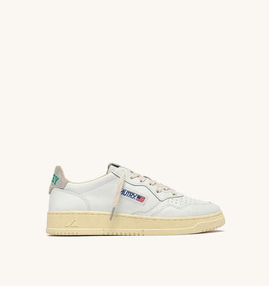 AUTRY MEDALIST LOW SNEAKERS IN WHITE LEATHER AND CLOUD SUEDE