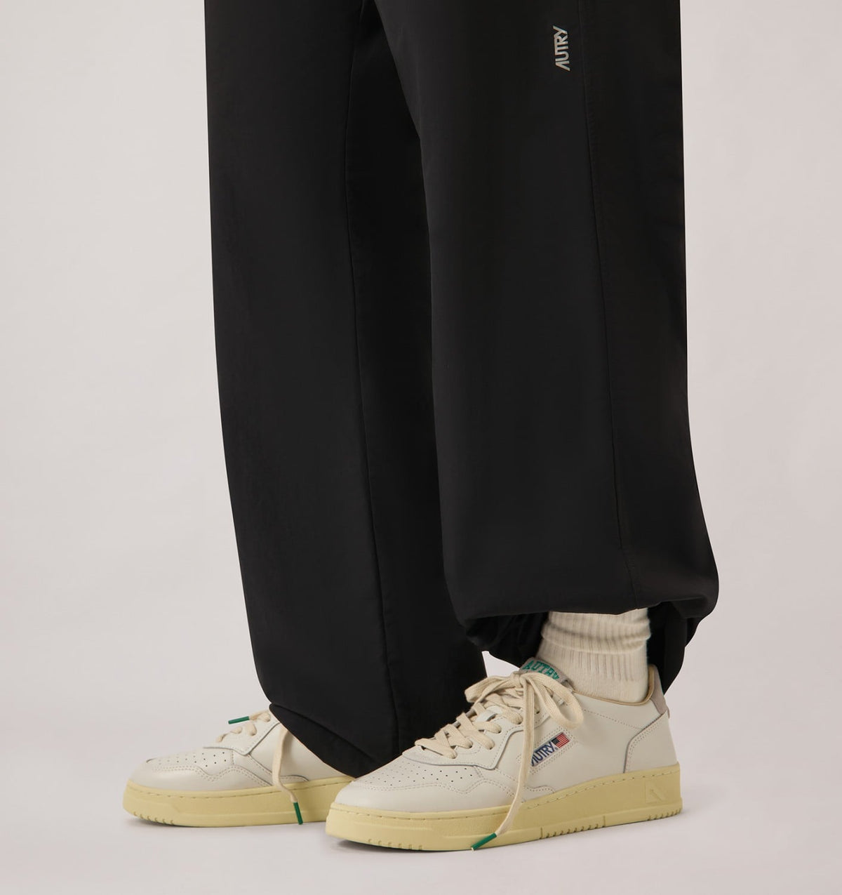 AUTRY MEDALIST LOW SNEAKERS IN WHITE LEATHER AND CLOUD SUEDE