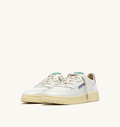 AUTRY MEDALIST LOW SNEAKERS IN WHITE LEATHER AND CLOUD SUEDE