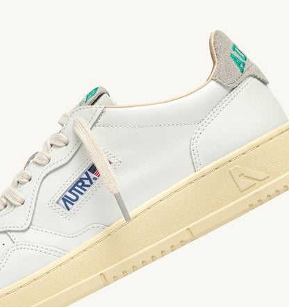 AUTRY MEDALIST LOW SNEAKERS IN WHITE LEATHER AND CLOUD SUEDE