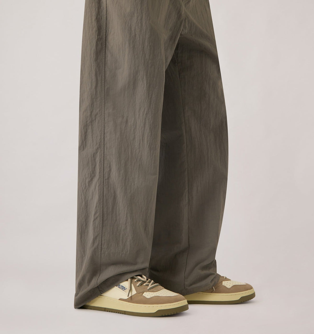 AUTRY MEDALIST LOW SNEAKERS IN COVERT GREEN AND LICORICE LEATHER AND SUEDE
