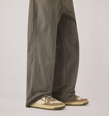 AUTRY MEDALIST LOW SNEAKERS IN COVERT GREEN AND LICORICE LEATHER AND SUEDE