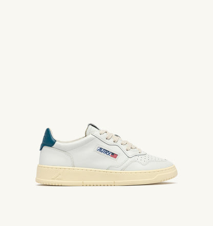 AUTRY MEDALIST LOW SNEAKERS IN WHITE AND MALLARD BLUE LEATHER