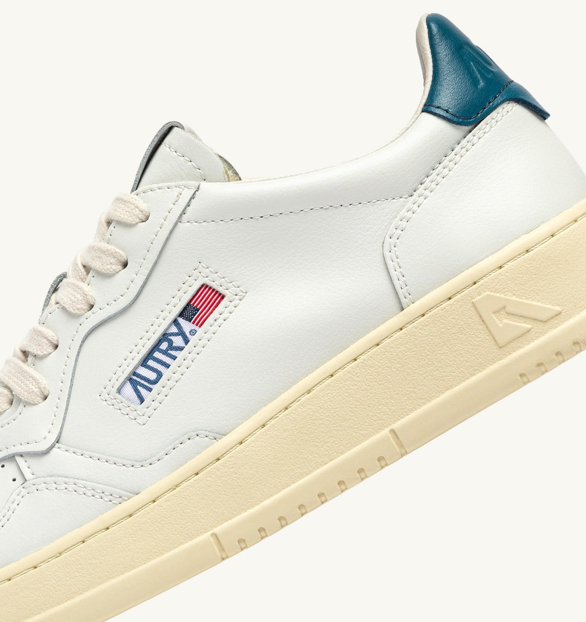 AUTRY MEDALIST LOW SNEAKERS IN WHITE AND MALLARD BLUE LEATHER