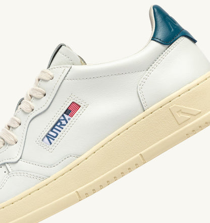 AUTRY MEDALIST LOW SNEAKERS IN WHITE AND MALLARD BLUE LEATHER