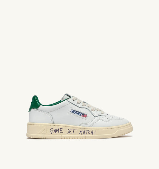 AUTRY MEDALIST LOW SNEAKERS IN LEATHER COLOR WHITE AND GREEN JACKET WITH LETTERING
