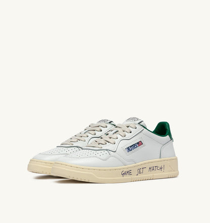 AUTRY MEDALIST LOW SNEAKERS IN LEATHER COLOR WHITE AND GREEN JACKET WITH LETTERING