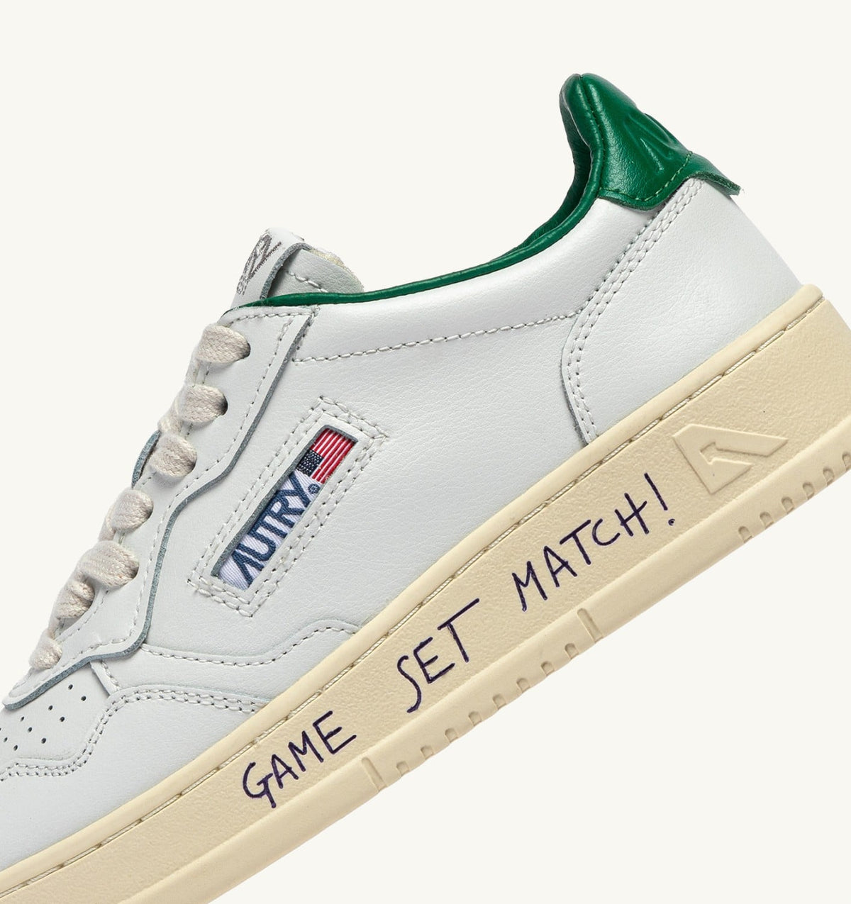 AUTRY MEDALIST LOW SNEAKERS IN LEATHER COLOR WHITE AND GREEN JACKET WITH LETTERING