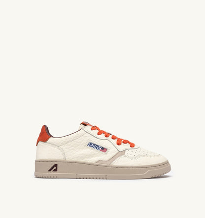 AUTRY MEDALIST LOW SNEAKERS IN SAND AND PUMPKIN LEATHER