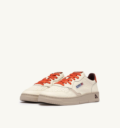 AUTRY MEDALIST LOW SNEAKERS IN SAND AND PUMPKIN LEATHER