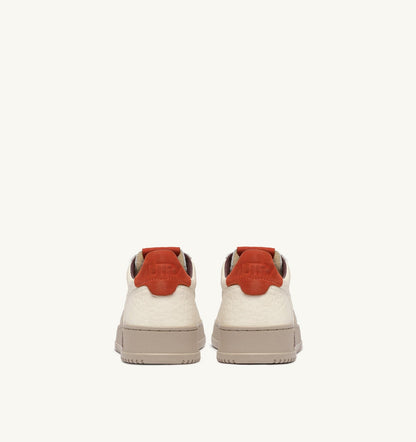 AUTRY MEDALIST LOW SNEAKERS IN SAND AND PUMPKIN LEATHER