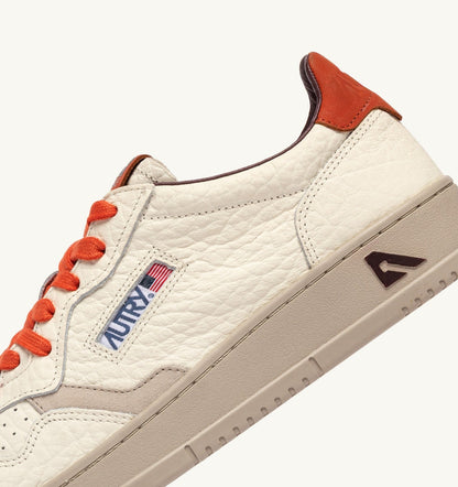 AUTRY MEDALIST LOW SNEAKERS IN SAND AND PUMPKIN LEATHER