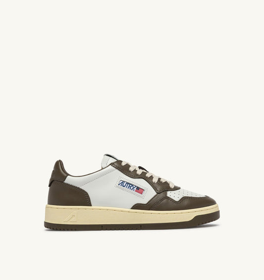 AUTRY MEDALIST LOW BICOLOR SNEAKERS IN WHITE AND CHOCOLATE LEATHER