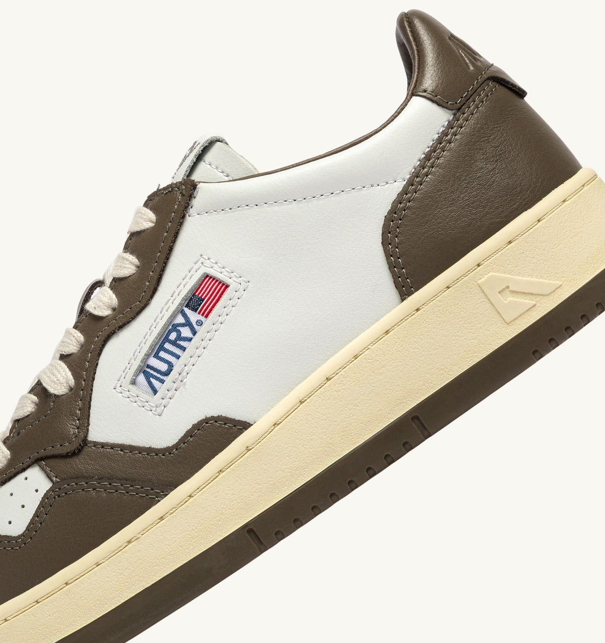 AUTRY MEDALIST LOW BICOLOR SNEAKERS IN WHITE AND CHOCOLATE LEATHER