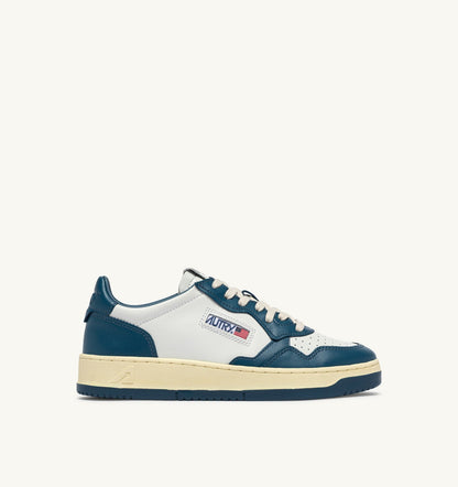 AUTRY MEDALIST LOW BICOLOR SNEAKERS IN WHITE AND MALLARD BLUE LEATHER