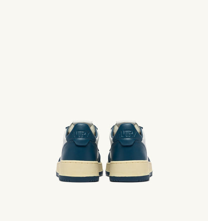 AUTRY MEDALIST LOW BICOLOR SNEAKERS IN WHITE AND MALLARD BLUE LEATHER