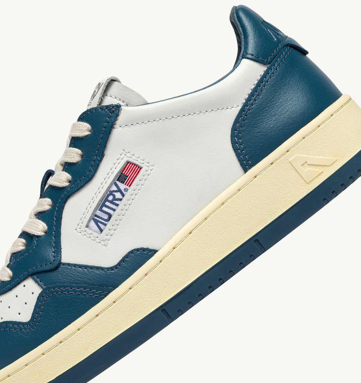 AUTRY MEDALIST LOW BICOLOR SNEAKERS IN WHITE AND MALLARD BLUE LEATHER
