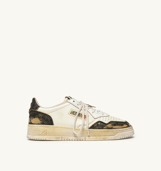 AUTRY MEDALIST LOW SUPER VINTAGE SNEAKERS IN WHITE AND ANTIQUE BLACK LEATHER
