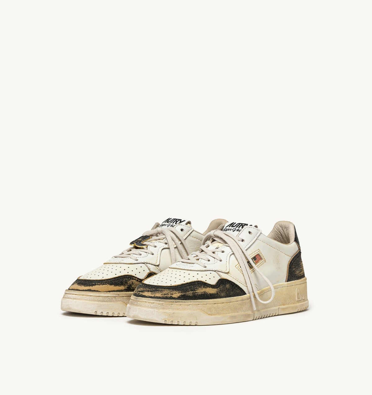 AUTRY MEDALIST LOW SUPER VINTAGE SNEAKERS IN WHITE AND ANTIQUE BLACK LEATHER