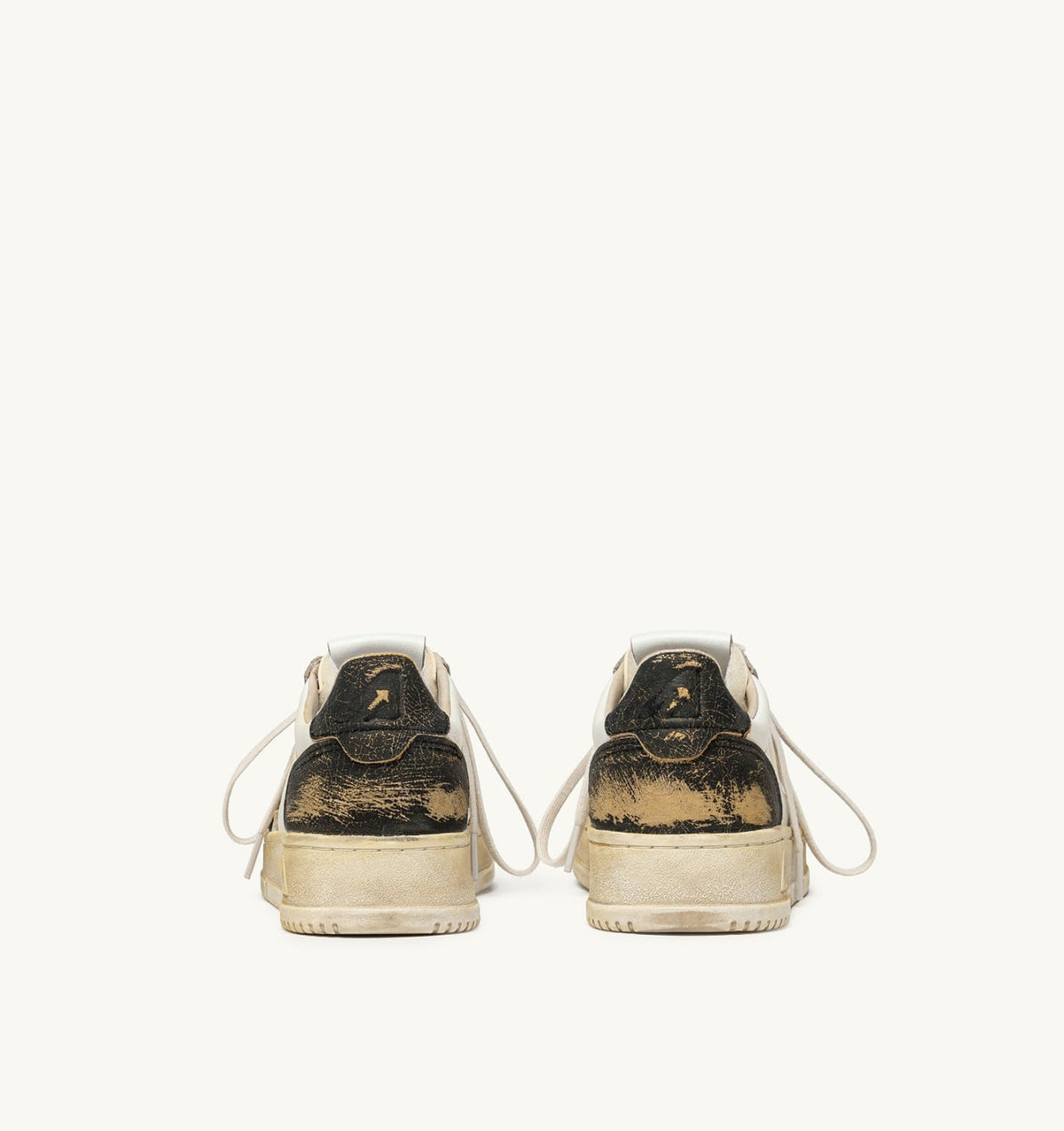 AUTRY MEDALIST LOW SUPER VINTAGE SNEAKERS IN WHITE AND ANTIQUE BLACK LEATHER