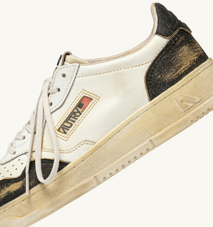 AUTRY MEDALIST LOW SUPER VINTAGE SNEAKERS IN WHITE AND ANTIQUE BLACK LEATHER