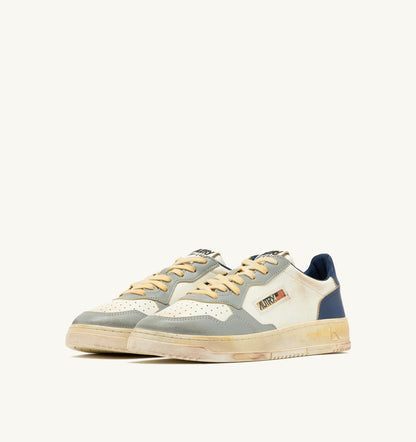 AUTRY MEDALIST LOW SUPER VINTAGE SNEAKERS IN LIMESTONE WHITE AND BLUE LEATHER