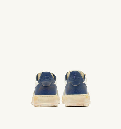AUTRY MEDALIST LOW SUPER VINTAGE SNEAKERS IN LIMESTONE WHITE AND BLUE LEATHER