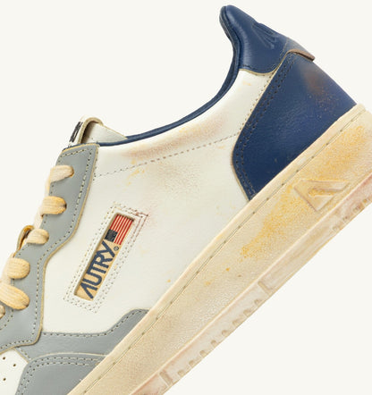 AUTRY MEDALIST LOW SUPER VINTAGE SNEAKERS IN LIMESTONE WHITE AND BLUE LEATHER
