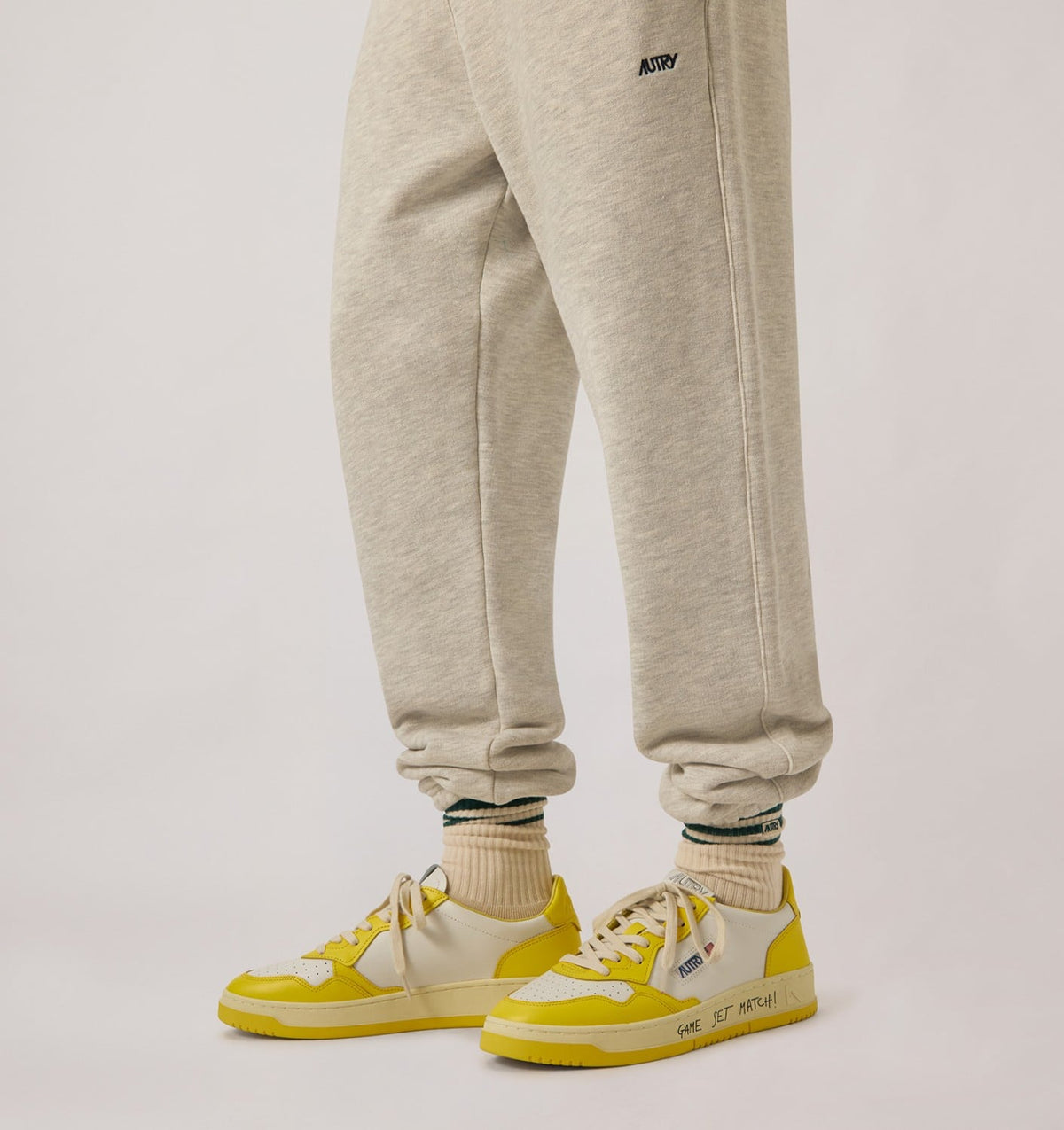 AUTRY MEDALIST LOW SNEAKERS IN WHITE AND SLICKER LEATHER WITH LETTERING