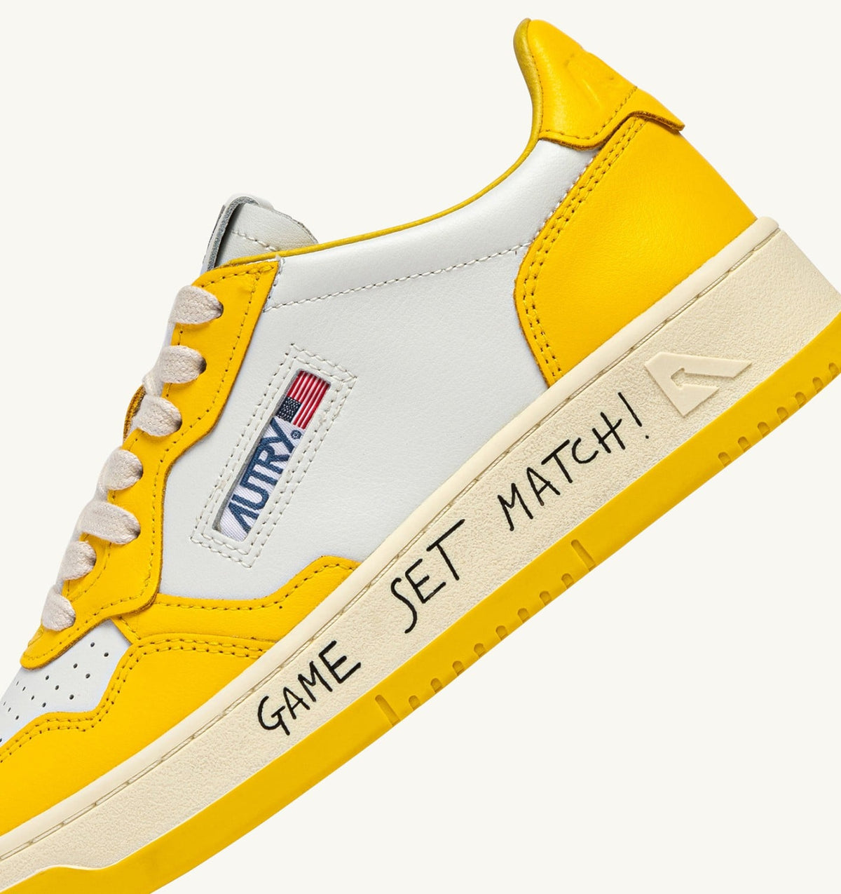 AUTRY MEDALIST LOW SNEAKERS IN WHITE AND SLICKER LEATHER WITH LETTERING