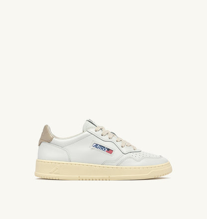 AUTRY MEDALIST LOW SNEAKERS IN WHITE AND FEATHER GRAY LEATHER