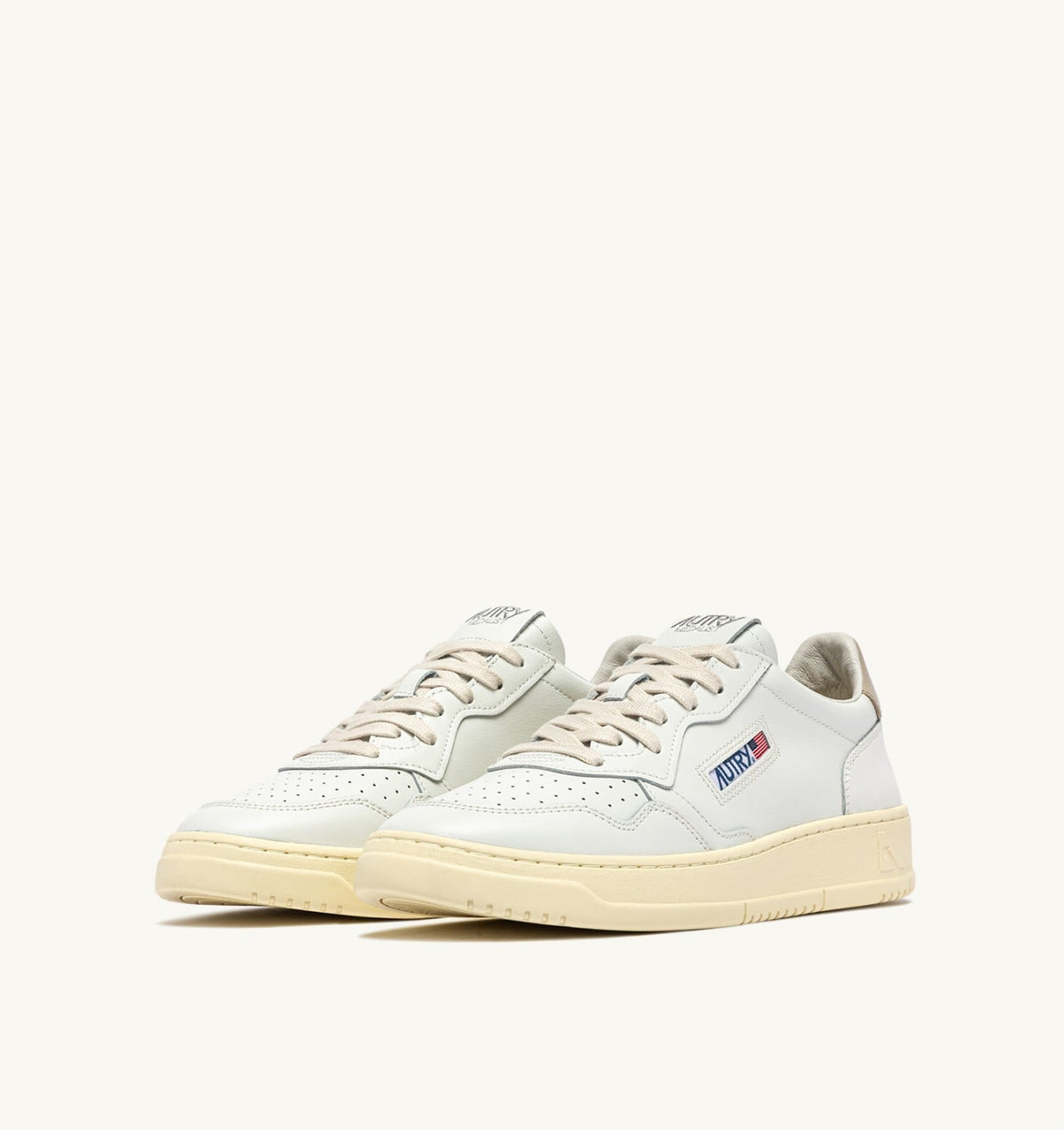 AUTRY MEDALIST LOW SNEAKERS IN WHITE AND FEATHER GRAY LEATHER
