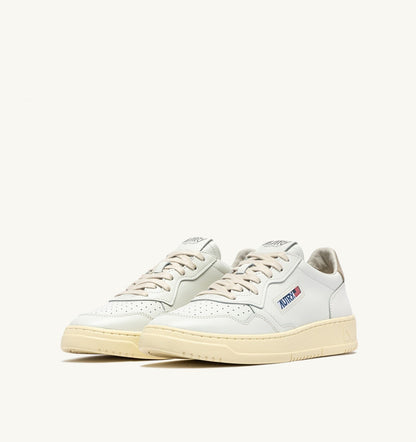 AUTRY MEDALIST LOW SNEAKERS IN WHITE AND FEATHER GRAY LEATHER